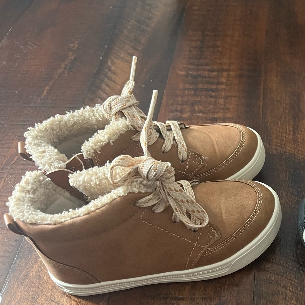 Oshkosh boys size 9 boot